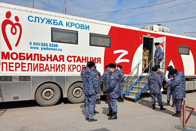 В преддверии Национального дня донора росгвардейцы из Липецка сдали донорскую кровь 