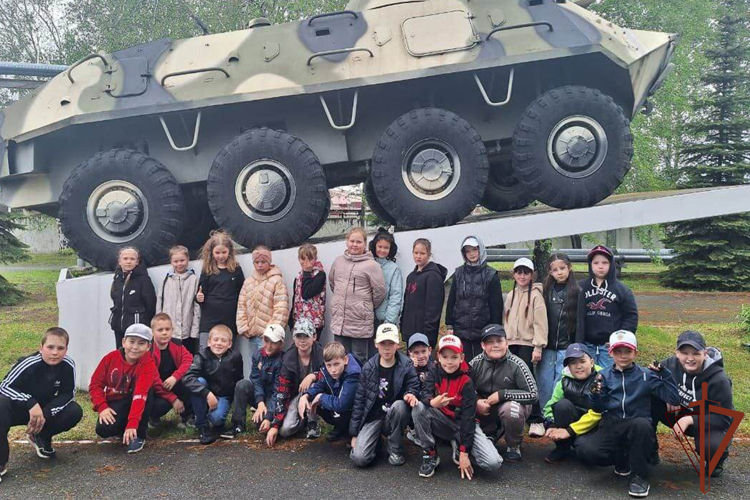 В Уральском округе Росгвардии состоялись патриотические мероприятия со школьниками