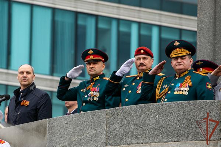 Военнослужащие Росгвардии приняли участие в параде Победы в Екатеринбурге (видео)