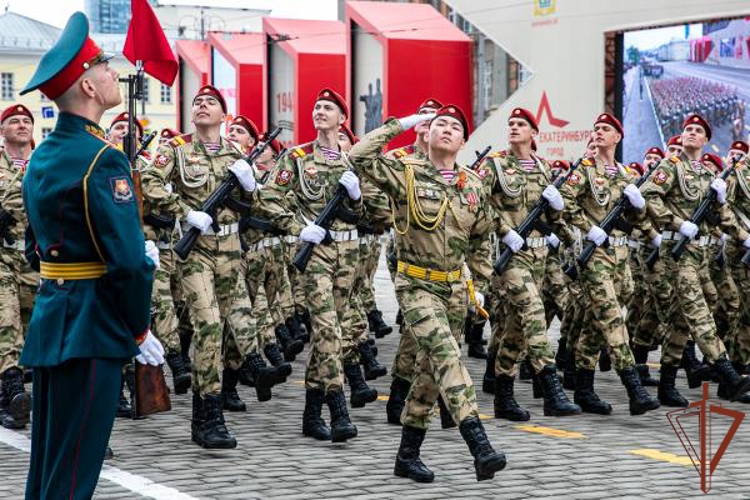 Военнослужащие Росгвардии приняли участие в параде Победы в Екатеринбурге (видео)
