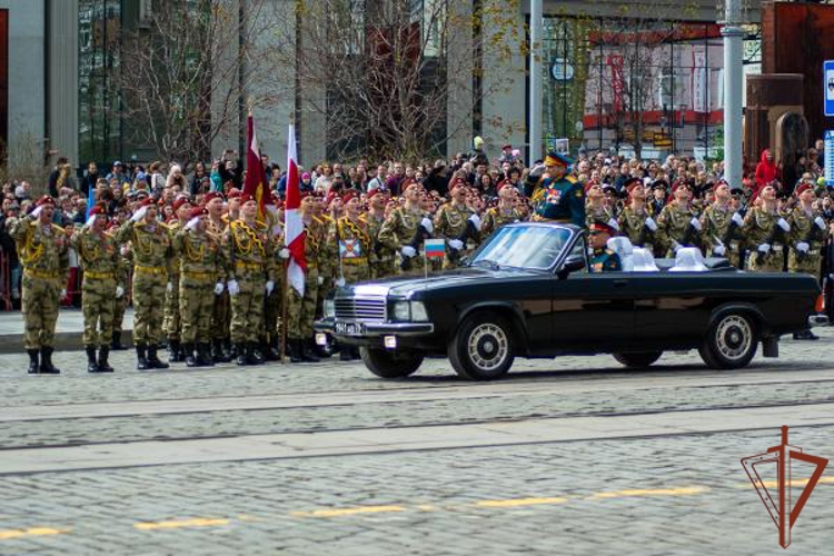 Военнослужащие Росгвардии приняли участие в параде Победы в Екатеринбурге (видео)