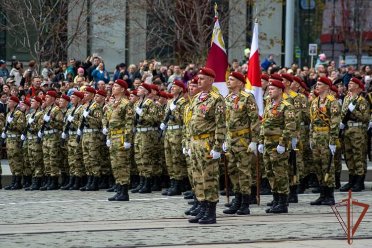 Военнослужащие Росгвардии приняли участие в параде Победы в Екатеринбурге (видео)