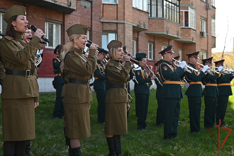 Ансамбль и оркестр Сибирского ордена Жукова округа Росгвардии продолжают серии выступлений в преддверии 9 Мая