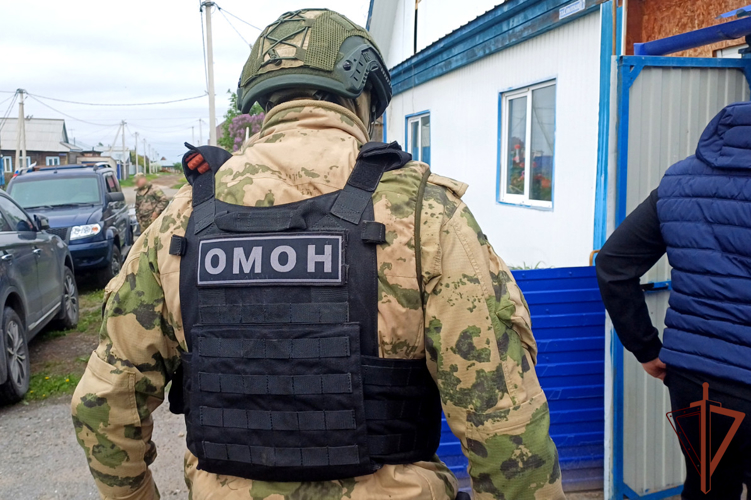 При силовой поддержке ОМОН Росгвардии проведены обыски у подозреваемых в мошенничестве зауральцев (видео)