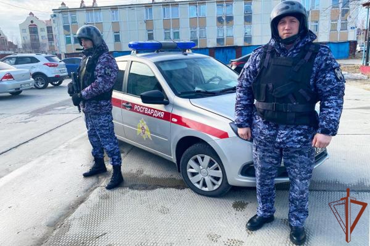 Сотрудники Росгвардии на Ямале помогли эвакуировать жильцов из загоревшегося дома