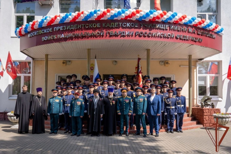 Выпускники кадетских училищ Росгвардии простились со Знаменем (видео)