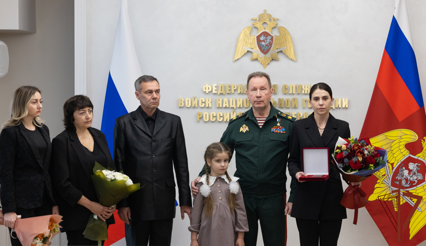 Директор Росгвардии  передал медаль «Золотая Звезда» родственникам Героя России Алексея Осипова