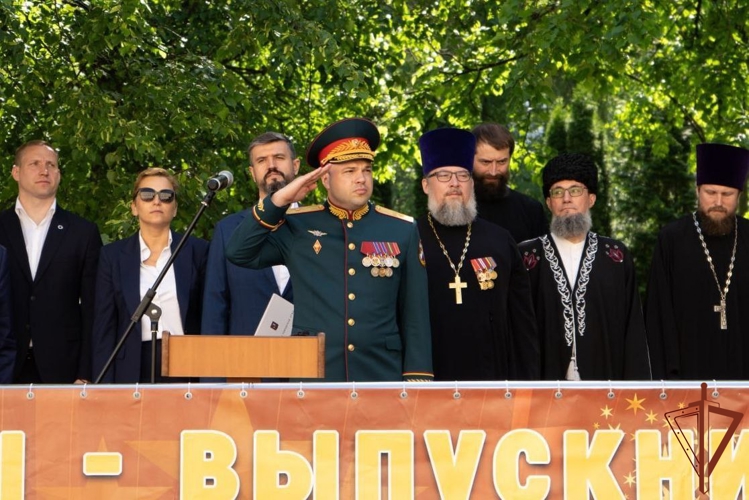 Выпускники кадетских училищ Росгвардии простились со Знаменем (видео)