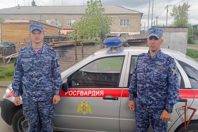 Более 20 жильцов эвакуировали росгвардейцы из загоревшегося здания в Тюменской области 