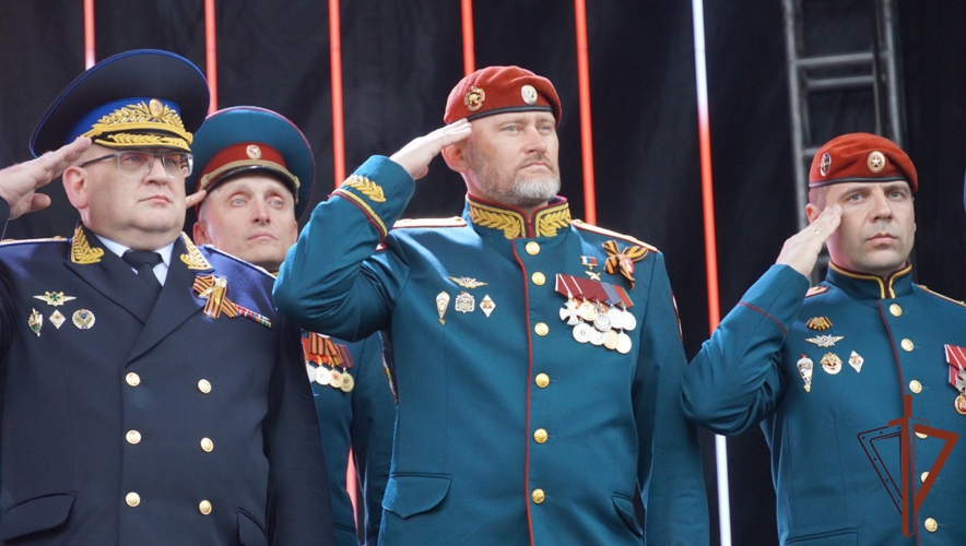Парады в честь 80-летия Великой Победы прошли по всей стране с участием росгвардейцев (видео)