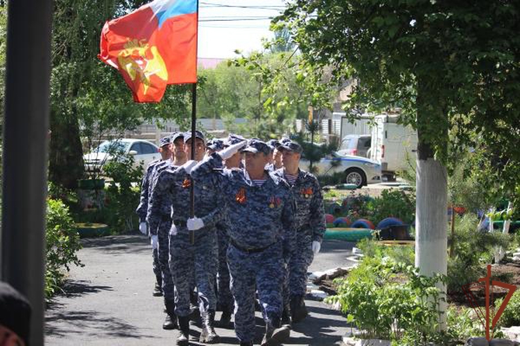 Росгвардейцы в Самаре присоединились к всероссийской акции «Парад у дома ветерана» (видео)