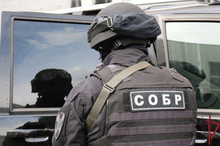 При силовой поддержке СОБР Росгвардии в Новосибирске задержаны подозреваемые в мошенничестве