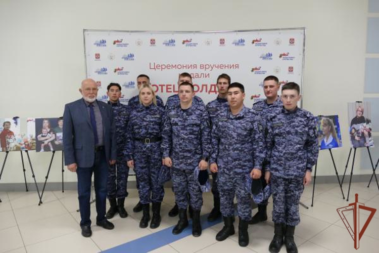 Награду общественного признания в Омске вручили отцу сотрудника СОБР Росгвардии, погибшего в зоне СВО