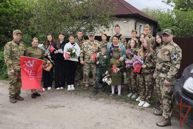 В ЛНР росгвардейцы поздравили с Днём Победы ветеранов Великой Отечественной войны