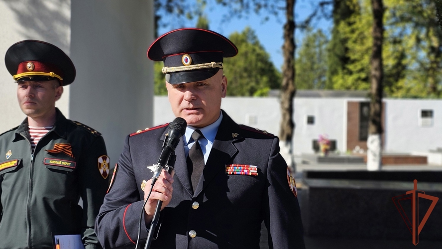 Цветы к могиле комбата Победы возложили представители Росгвардии в Севастополе