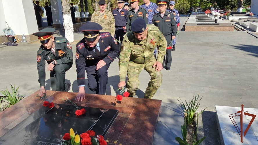Цветы к могиле комбата Победы возложили представители Росгвардии в Севастополе