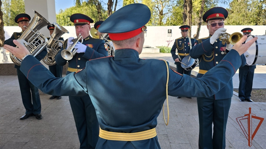 Цветы к могиле комбата Победы возложили представители Росгвардии в Севастополе