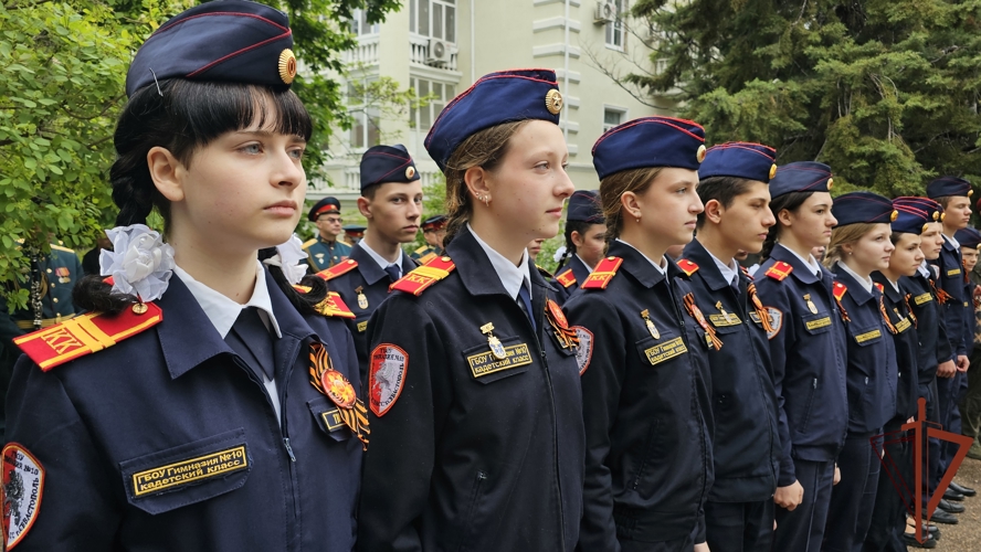 Росгвардейцы в Севастополе провели парад для ветерана Великой Отечественной войны