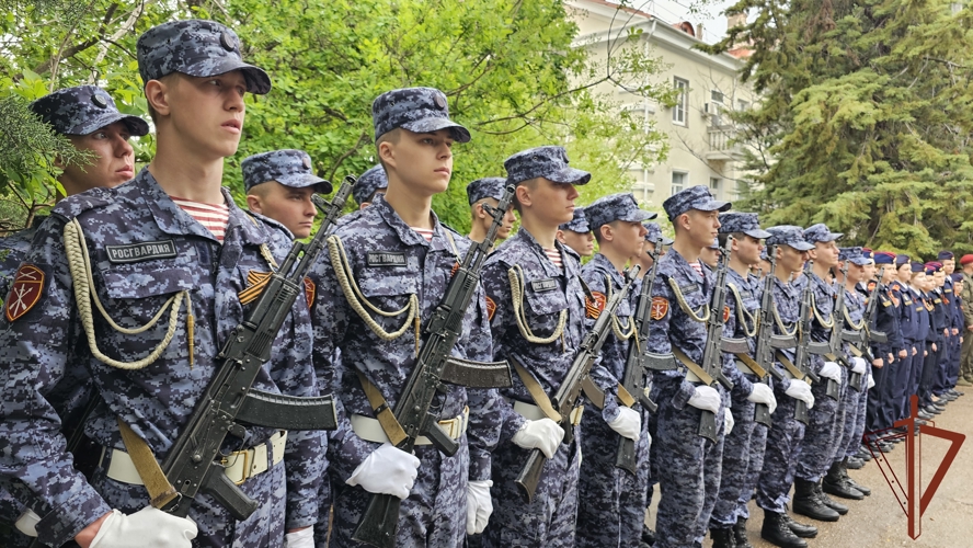 Росгвардейцы в Севастополе провели парад для ветерана Великой Отечественной войны 