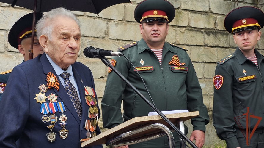 Росгвардейцы в Севастополе провели парад для ветерана Великой Отечественной войны 