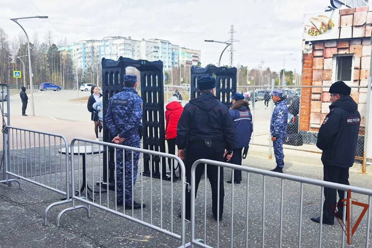 Росгвардия обеспечила правопорядок во время пребывания тематического поезда на Урале (видео)