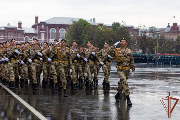 Парады в честь 80-летия Великой Победы прошли по всей стране с участием росгвардейцев (видео)