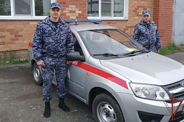 В Свердловской области росгвардейцы пришли на помощь жильцам загоревшегося дома