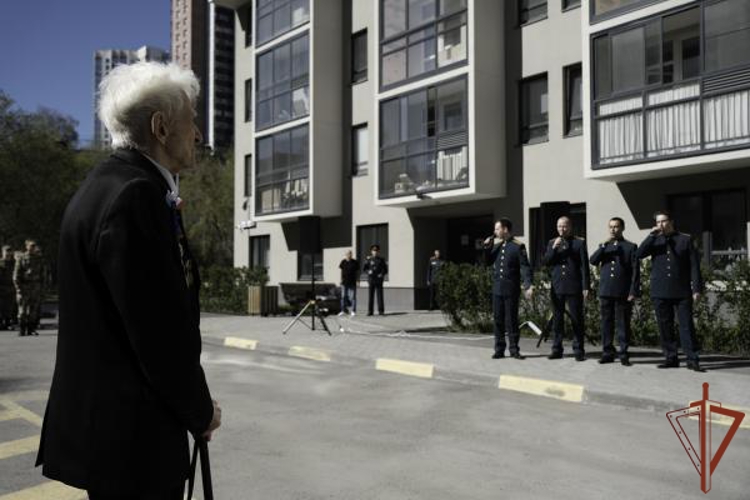 Росгвардия персональными парадами поздравила ветеранов Великой Отечественной войны и тружеников тыла на Урале (видео)