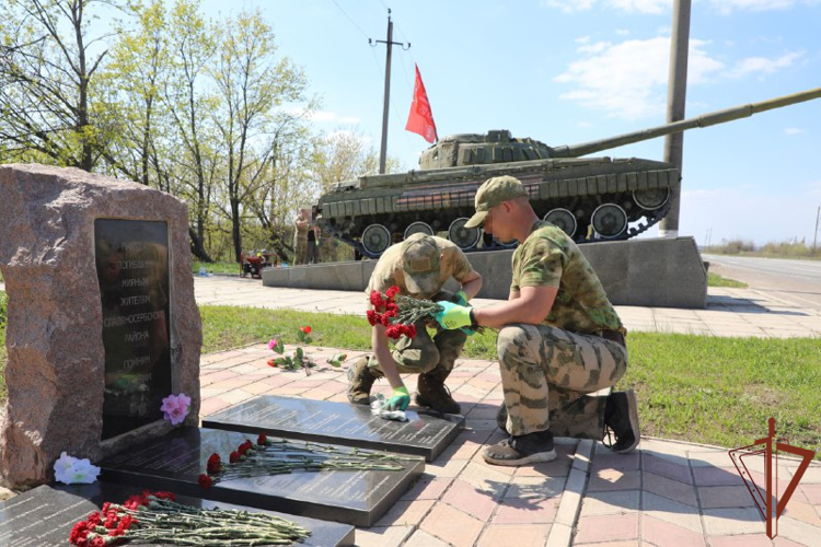 Военнослужащие Росгвардии и сотрудники Управления ФСБ России участвуют в восстановлении памятников защитникам Отечества (видео)