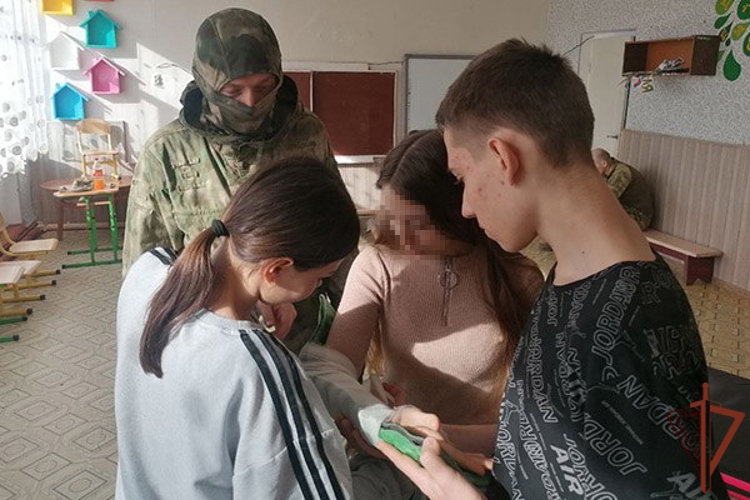Бойцы Росгвардии со школьниками Херсонской области провели уроки мужества