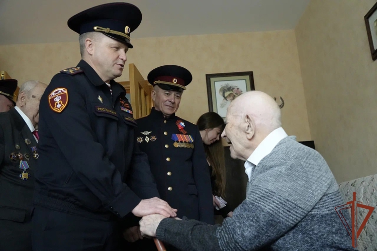 В Москве росгвардейцы поздравили ветеранов с юбилеем Победы (видео)
