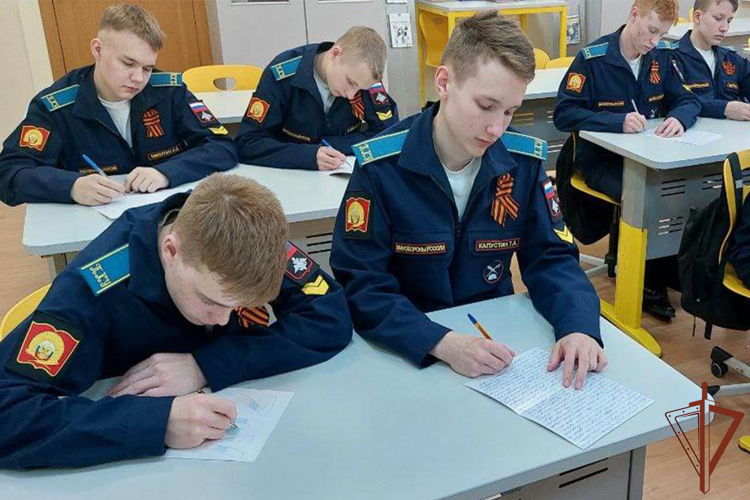 Бойцы спецназа Росгвардии поблагодарили за письма поддержки тюменских ребят и поздравили их с Днём Победы (видео)