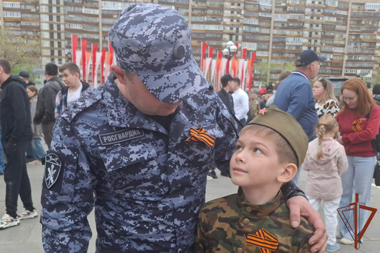 Офицеры Росгвардии вернули родителям потерявшихся детей в Тюмени (видео)