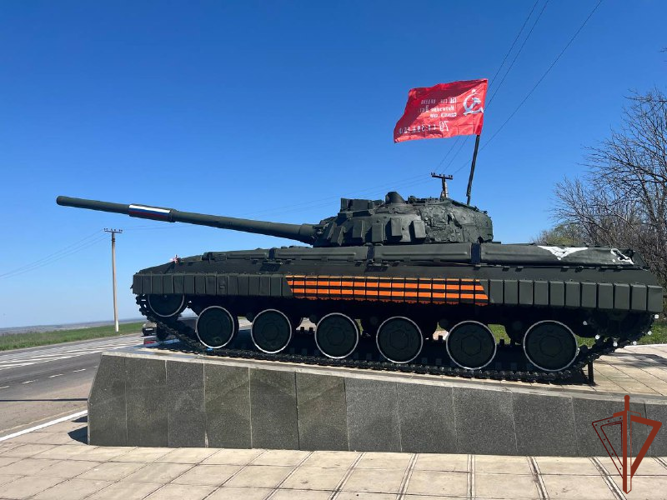 Военнослужащие Росгвардии и сотрудники Управления ФСБ России участвуют в восстановлении памятников защитникам Отечества (видео)