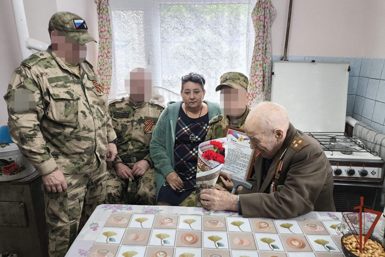 В ЛНР росгвардейцы поздравили с Днём Победы ветеранов Великой Отечественной войны