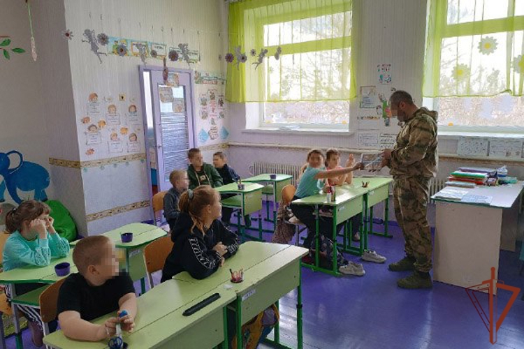 Бойцы Росгвардии со школьниками Херсонской области провели уроки мужества 