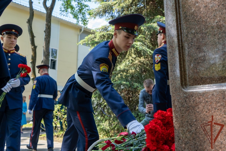 Выпускники кадетских училищ Росгвардии простились со Знаменем (видео)