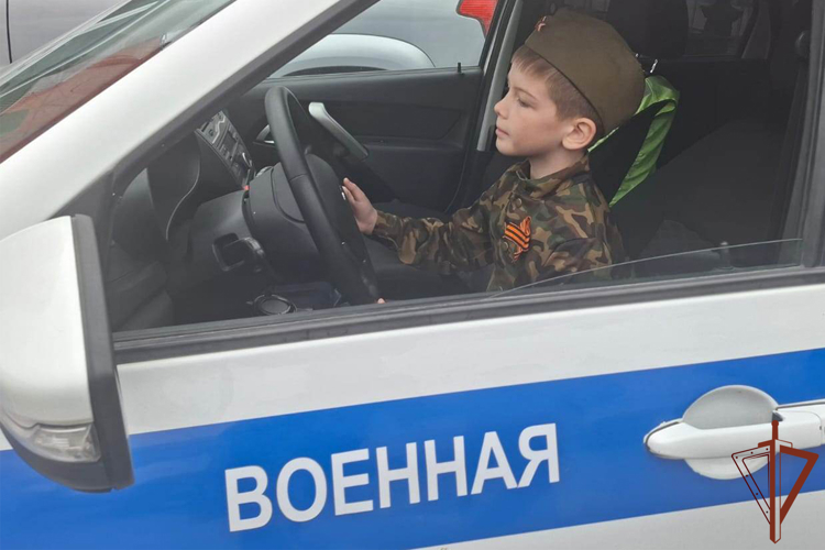 Офицеры Росгвардии вернули родителям потерявшихся детей в Тюмени (видео)