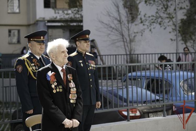 Росгвардия персональными парадами поздравила ветеранов Великой Отечественной войны и тружеников тыла на Урале (видео)
