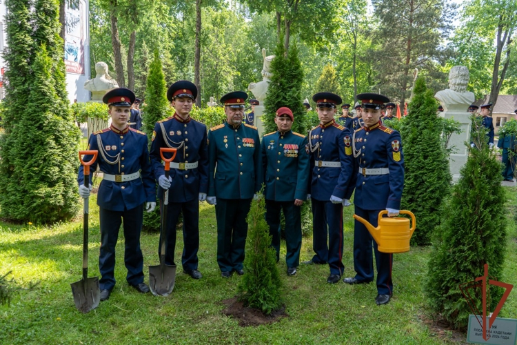 Выпускники кадетских училищ Росгвардии простились со Знаменем (видео)