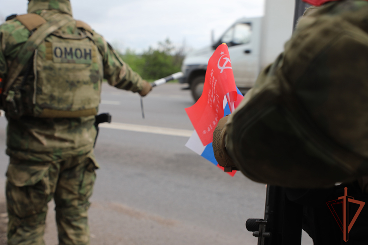 В ЛНР росгвардейцы подняли Знамя Победы и флаг Росгвардии над местами несения боевой службы (видео)