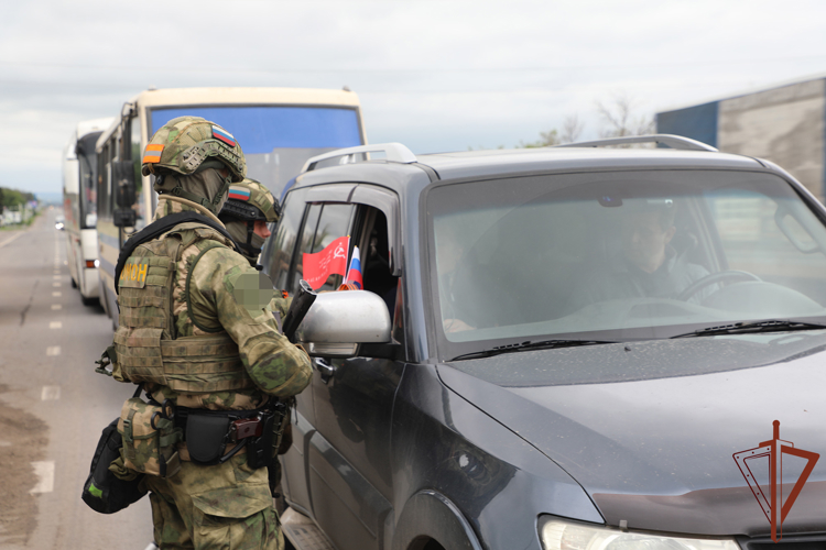 В ЛНР росгвардейцы подняли Знамя Победы и флаг Росгвардии над местами несения боевой службы (видео)