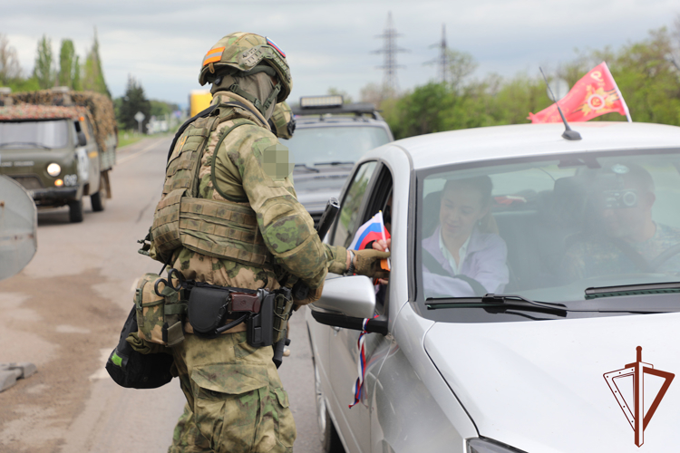 В ЛНР росгвардейцы подняли Знамя Победы и флаг Росгвардии над местами несения боевой службы (видео)