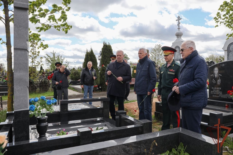 Росгвардейцы посетили места захоронений ветеранов Великой Отечественной войны