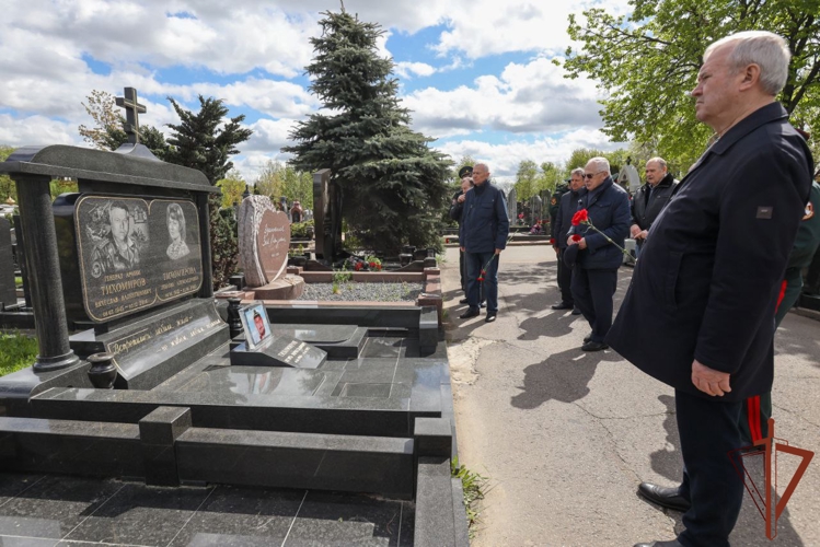 Росгвардейцы посетили места захоронений ветеранов Великой Отечественной войны