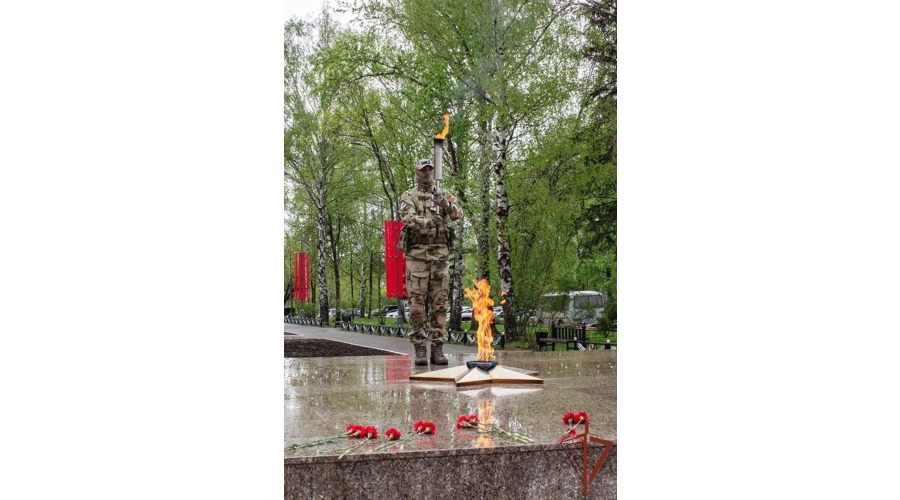 Военнослужащие саровского соединения Росгвардии приняли участие в церемонии переноса Вечного огня