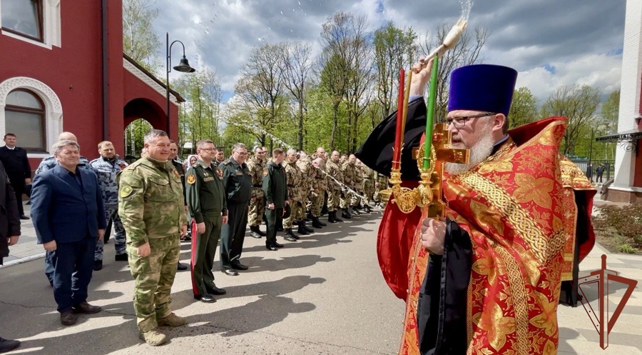 В преддверии Дня Победы в Главном храме Росгвардии состоялся благодарственный молебен с крестным ходом (видео)