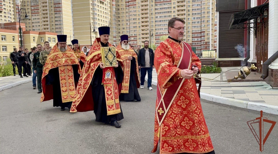 В преддверии Дня Победы в Главном храме Росгвардии состоялся благодарственный молебен с крестным ходом (видео)