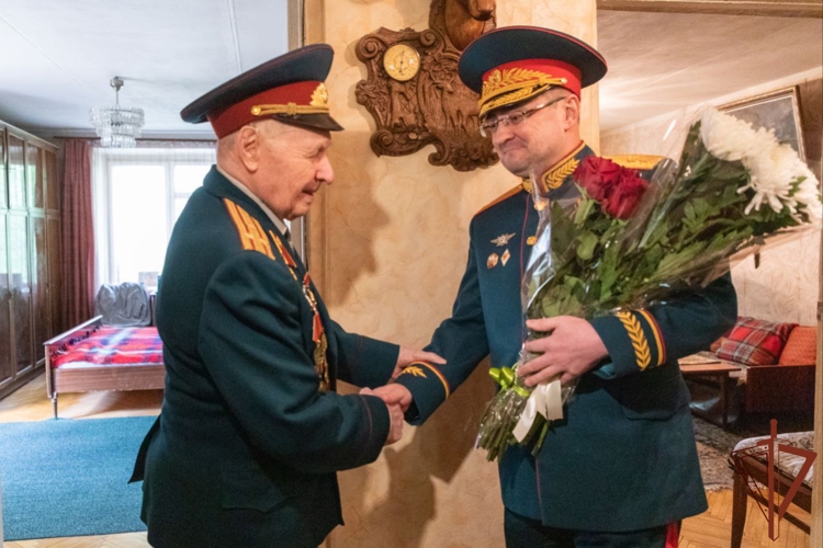Росгвардия провела парад у дома 99-летнего ветерана Великой Отечественной войны (видео)