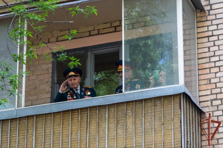 Росгвардия провела парад у дома 99-летнего ветерана Великой Отечественной войны (видео)